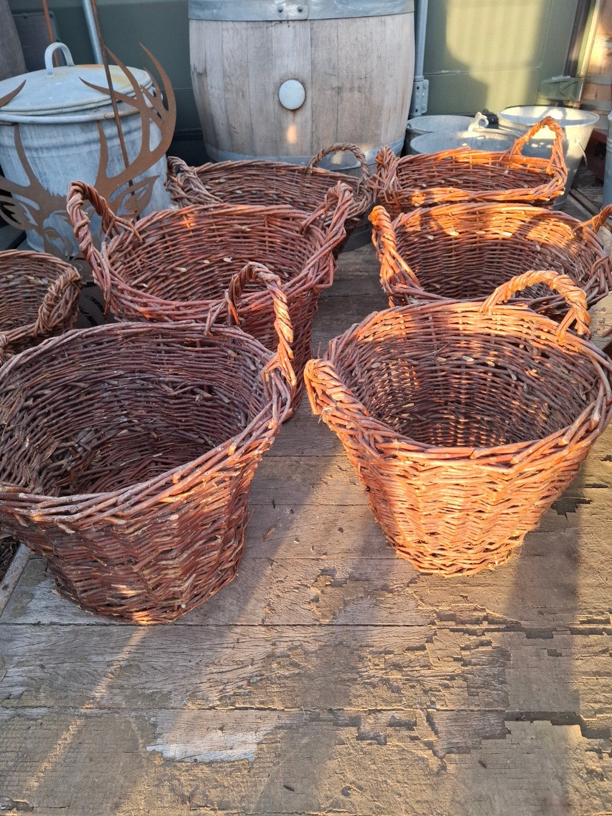 Ambachtelijk gevlochten manden als decoratie, Ophalen, Rond, Gevlochten