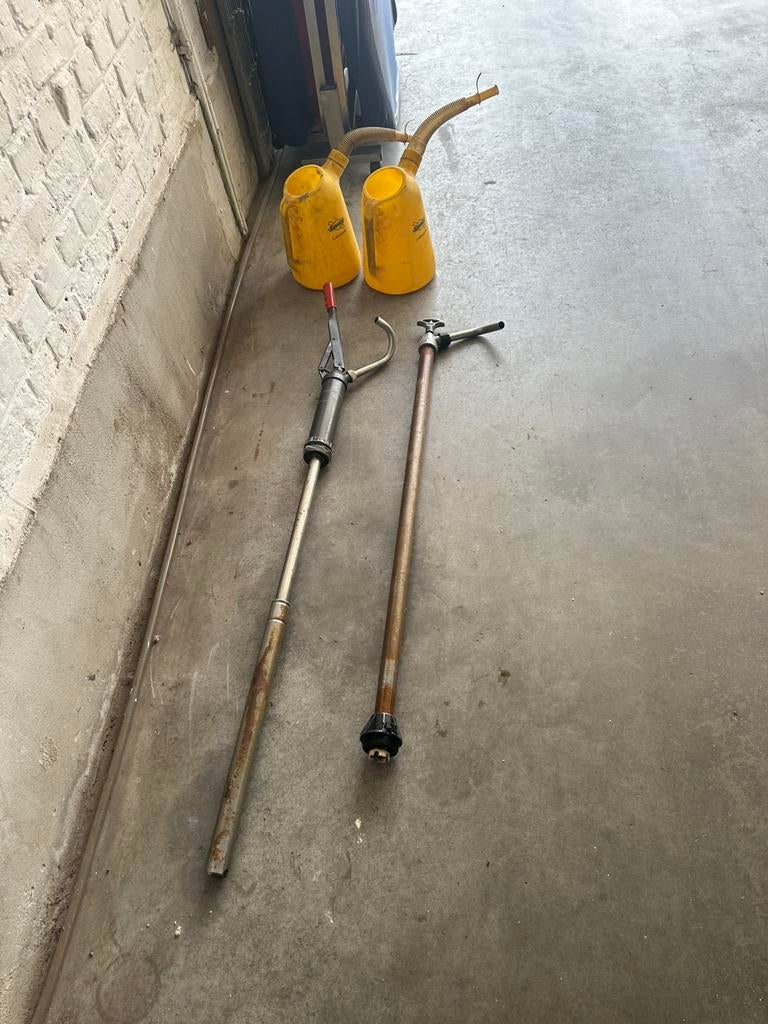 2 Oliepompen en 2 oliekannen, Ophalen