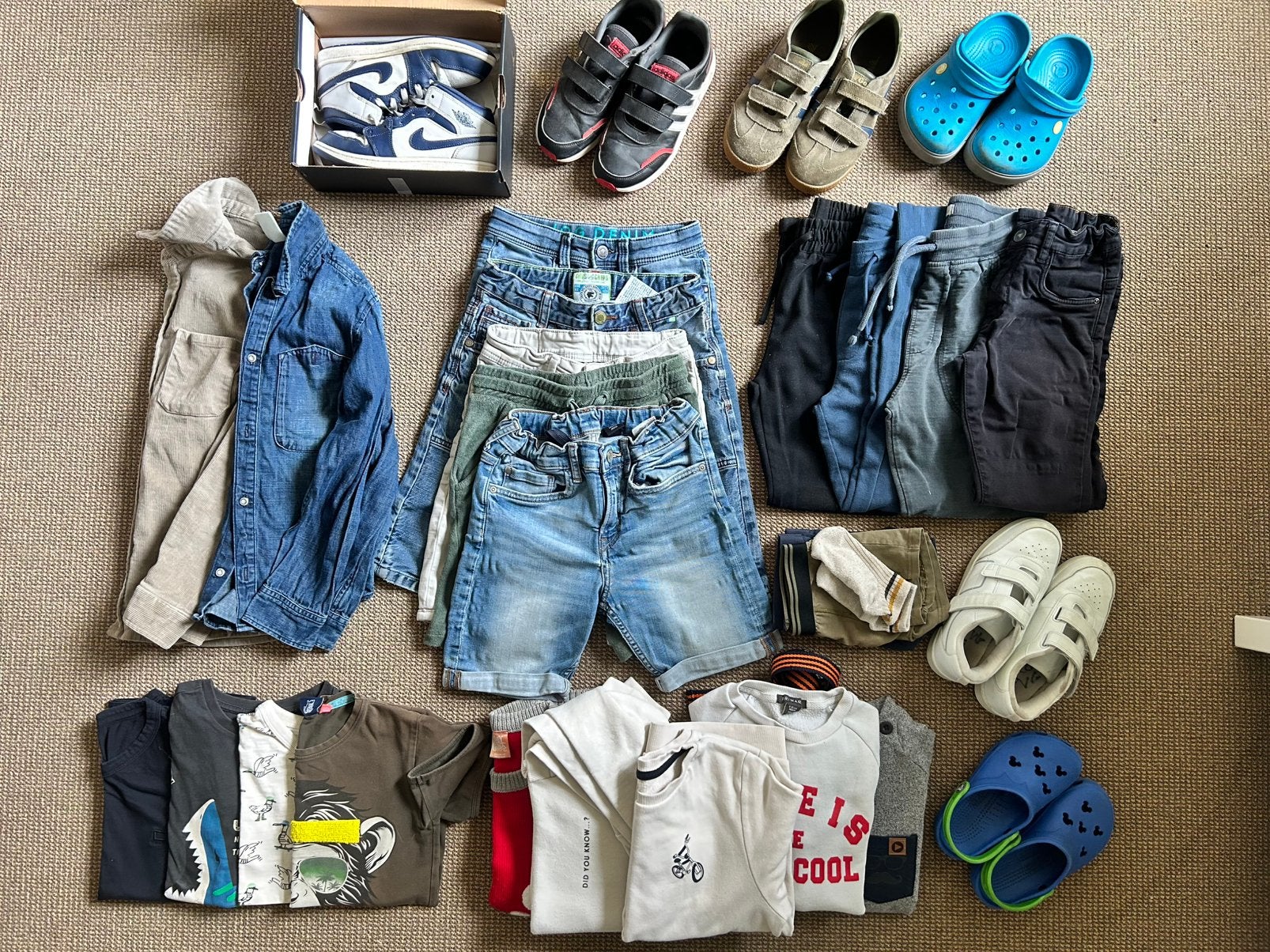 Pakket jongenskleren en sneakers maat 134, Ophalen, Gebruikt