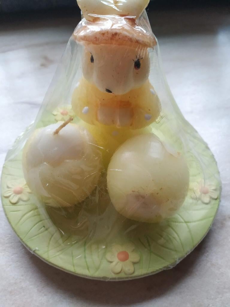 paasset op schaaltje met kaarsen paashaas en eitjes nieuw, Diversen, Pasen, Nieuw, Ophalen of Verzenden