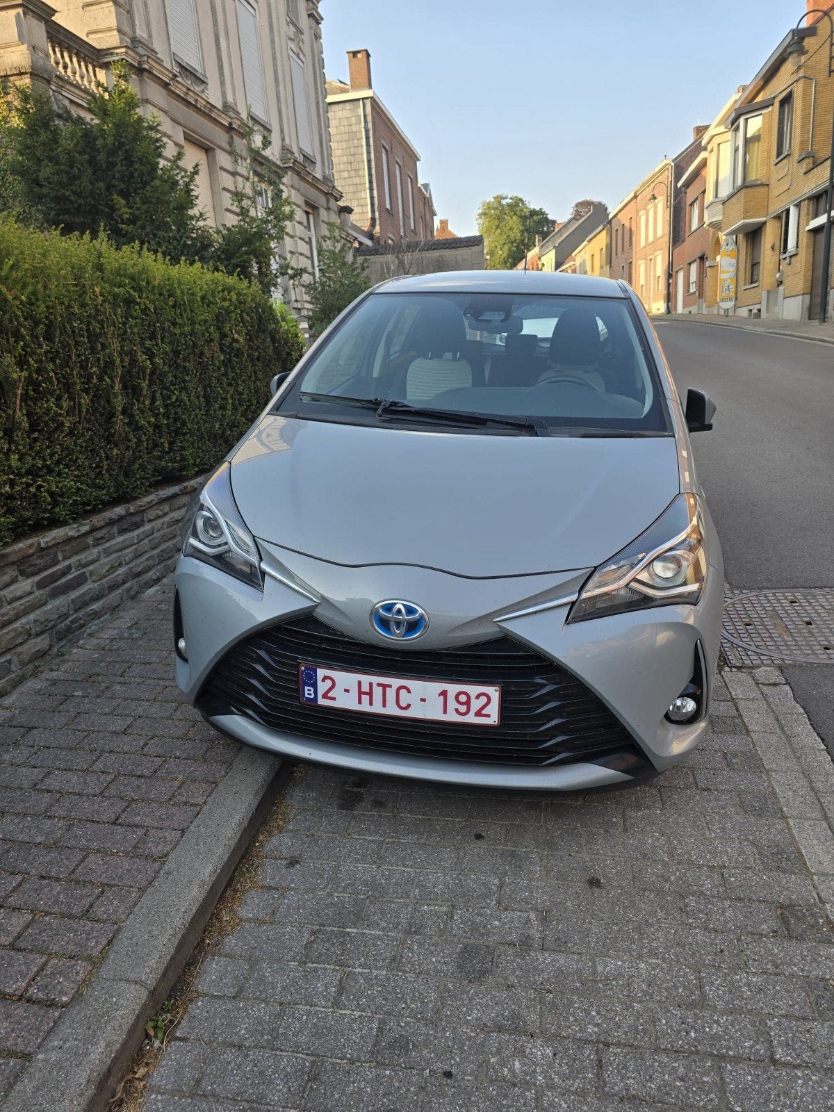 Toyota Yaris 1,5 Hybride, Argent ou Gris, Carnet d'entretien, Noir, Berline