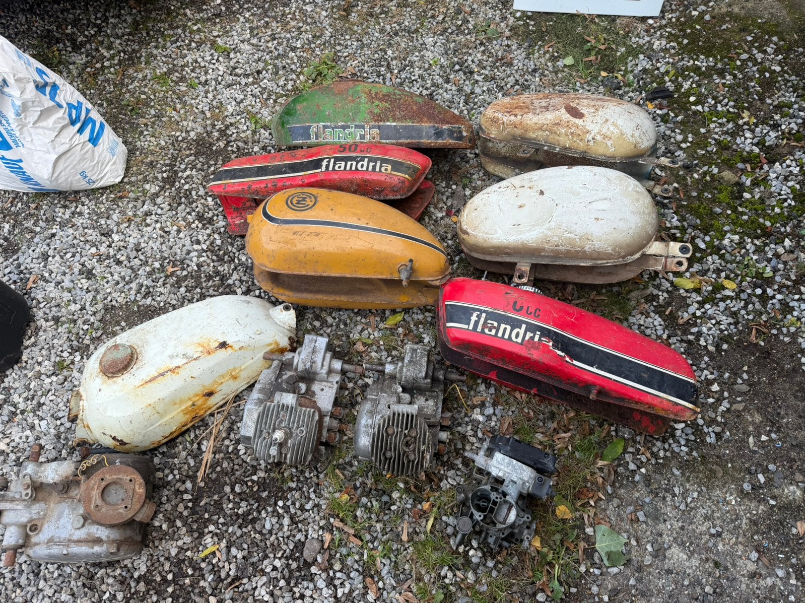 Lot de piece moteur reservoir pour  flandria, Vélos & Vélomoteurs, Enlèvement, Comme neuf