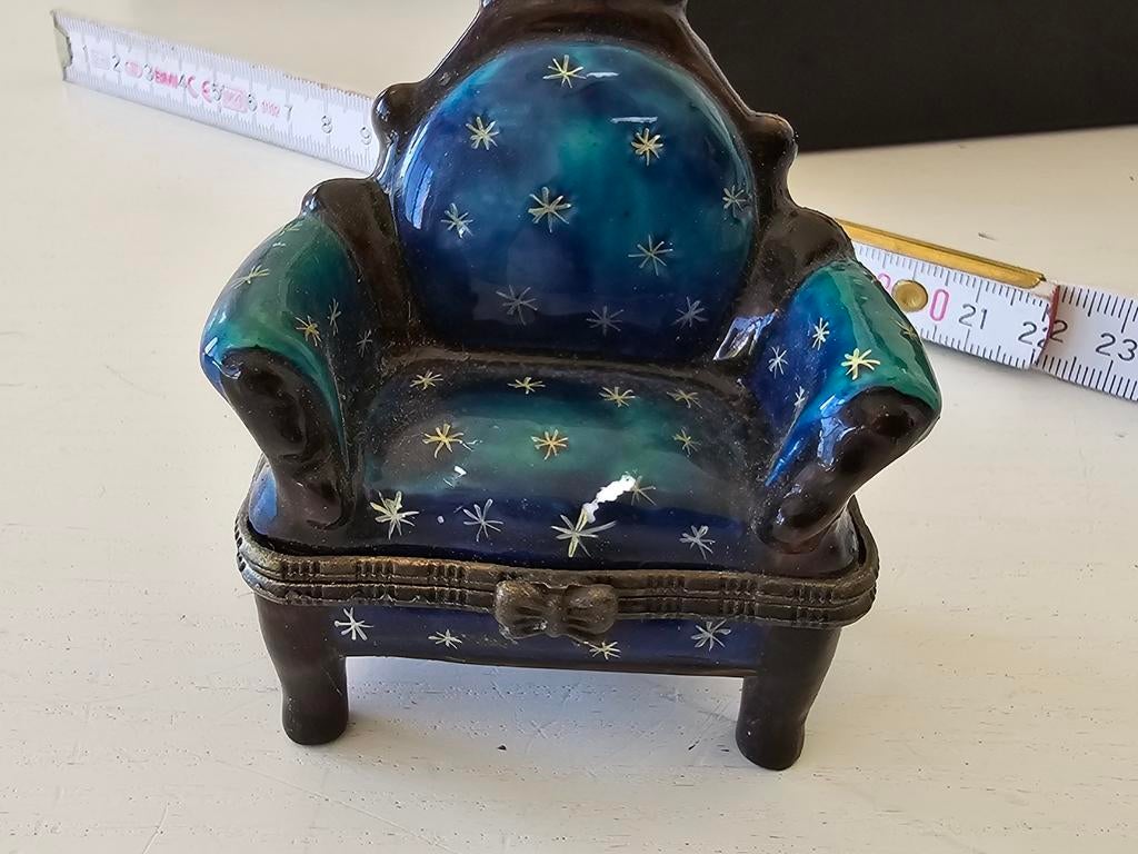 Blauwe keramische stoel/bank Snuisterijdoosje ~ Sieradendoos, Antiek en Kunst, Ophalen of Verzenden