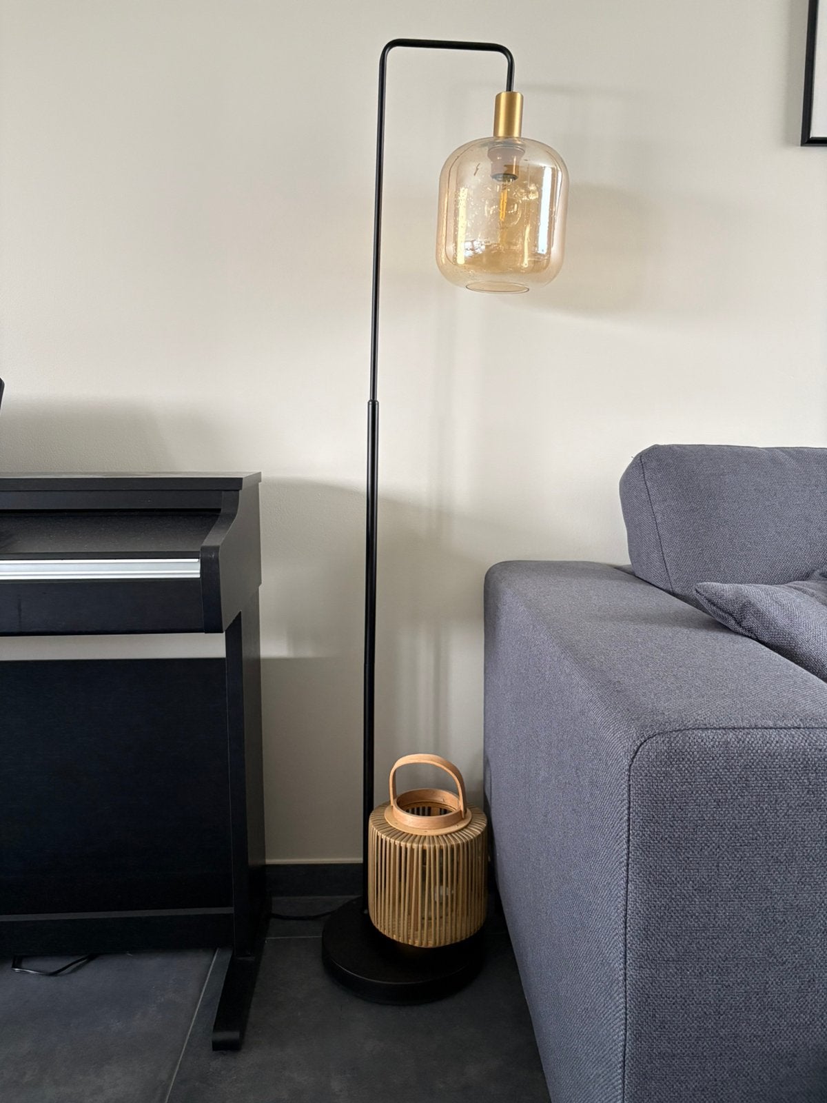 Moderne zwarte staande lamp met amber glas, Ophalen, Zo goed als nieuw, Glas, 150 tot 200 cm