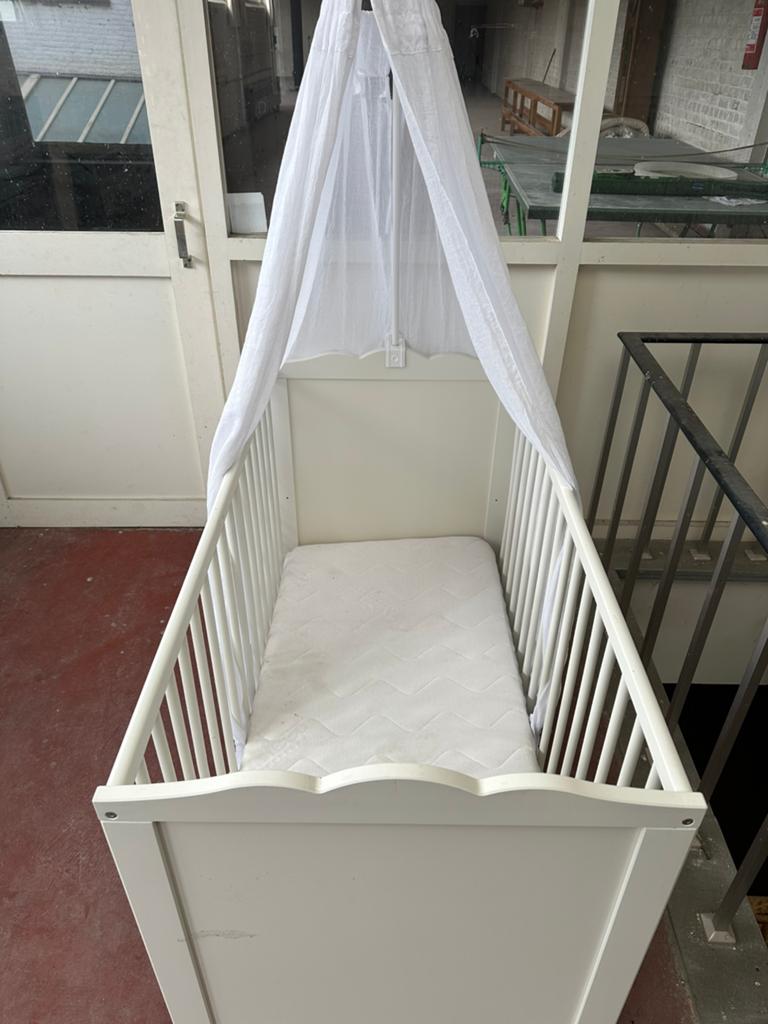 Babybed met matras en sluier, Ophalen, Gebruikt