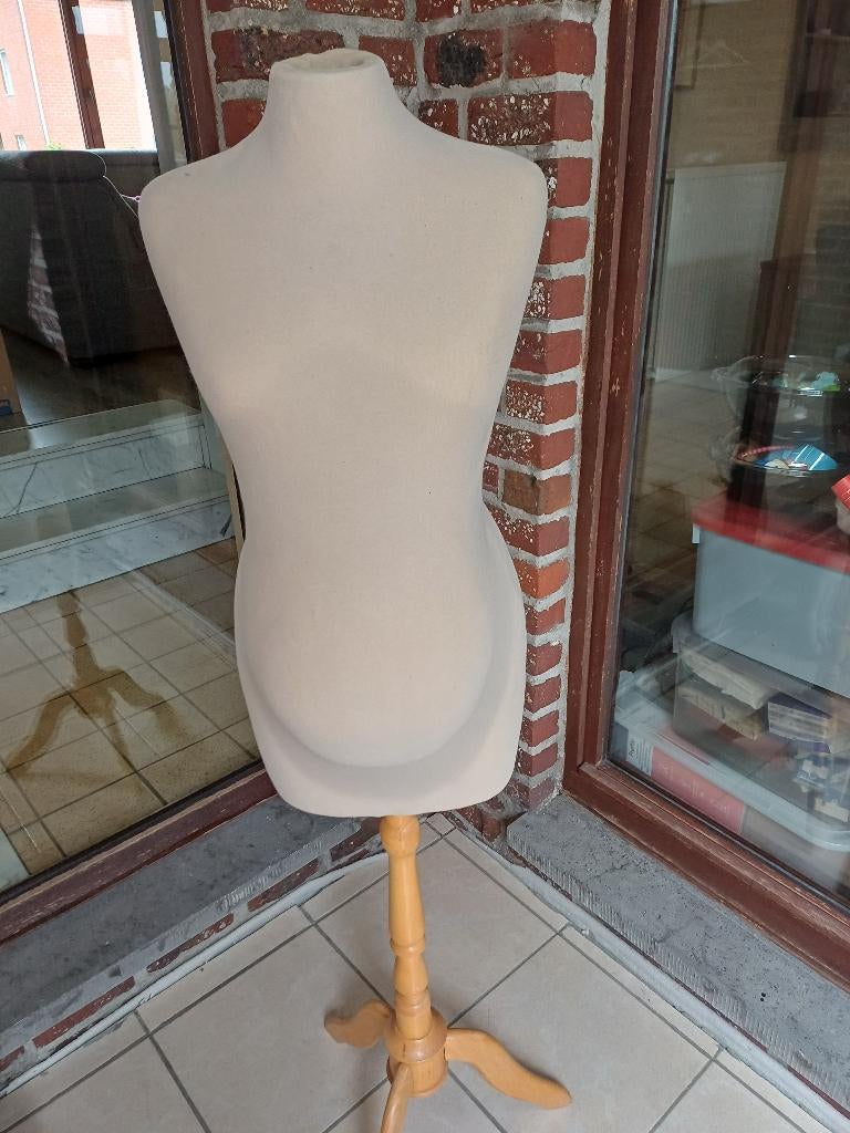 Mannequin de grossesse sur support en bois en bon état, Hobby & Loisirs créatifs, Enlèvement, Comme neuf, Mannequin