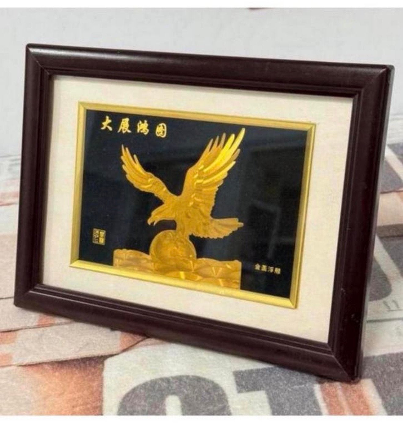 Chinees kunstwerk ingelijst gouden adelaar reliëf bladgoud, Goud, China, Ophalen of Verzenden, Ingelijst