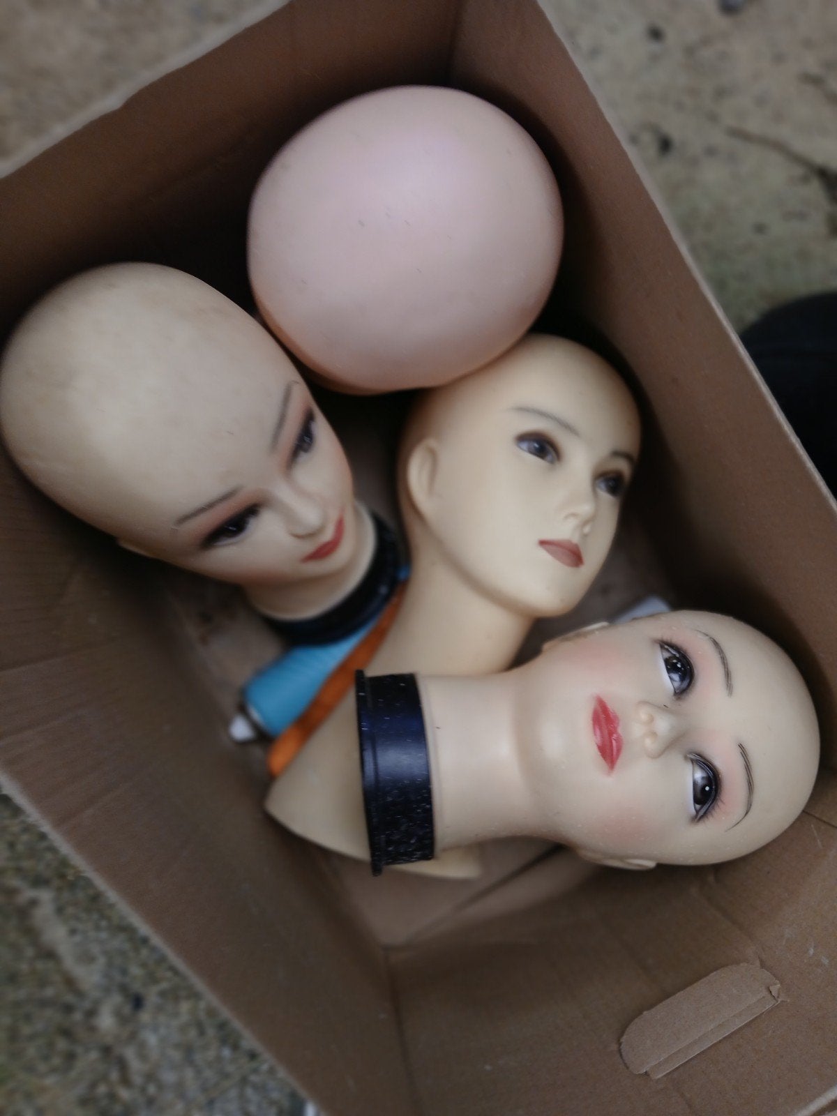 Mannequin bustes, Ophalen