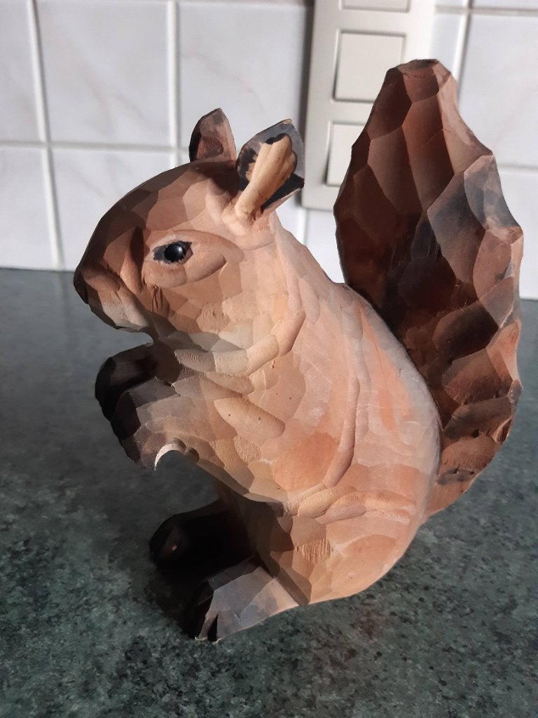 Eekhoorn beeldje in hout, Houtsnijwerk, Minder dan 20 cm, Beschilderd, Ophalen of Verzenden