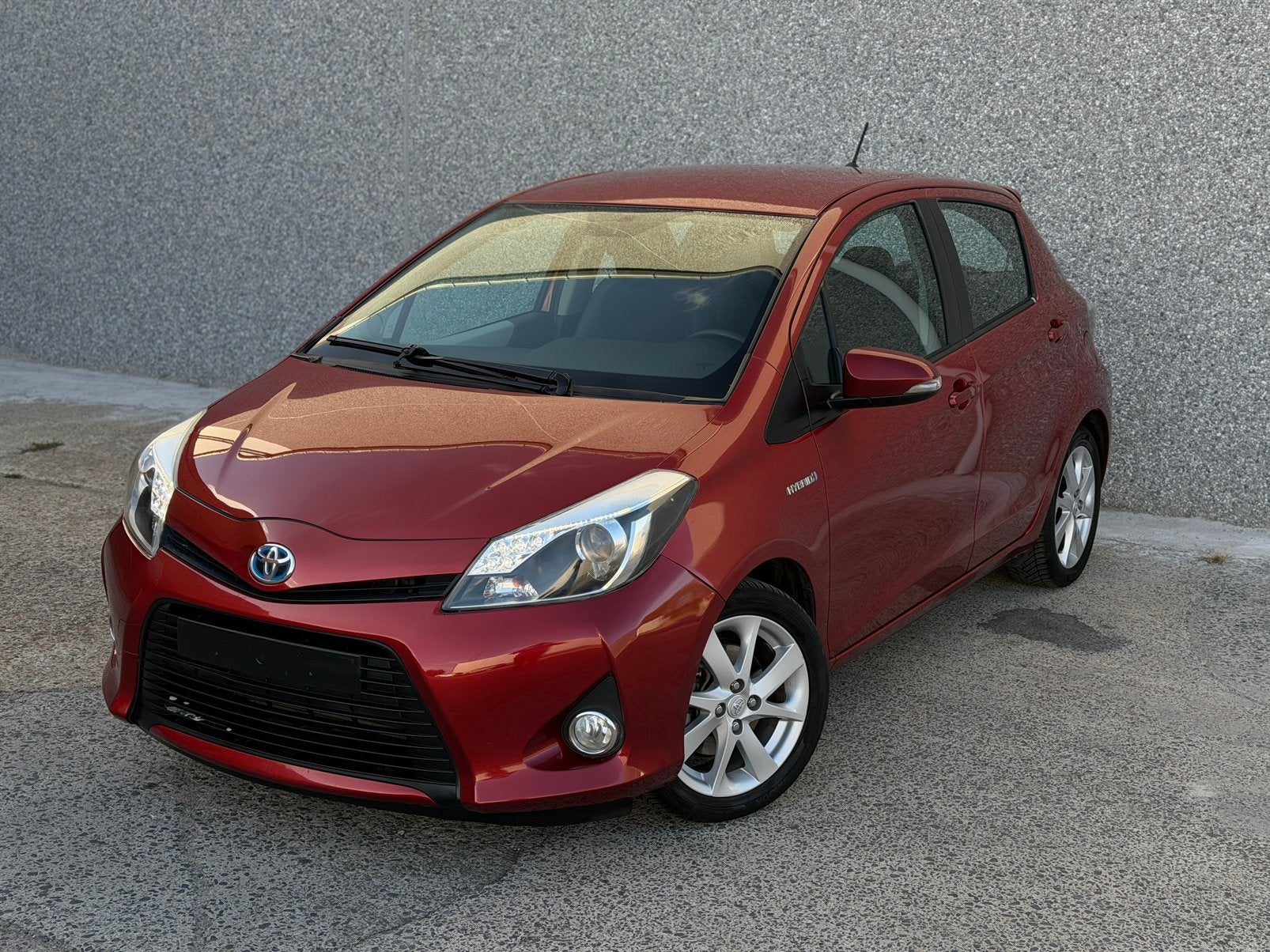 Toyota Yaris Hybrid 1.5VVTI 101PK Automaat - Navi - Camera!, Autos, Rouge, Achat, Entreprise, Entretenue par le concessionnaire