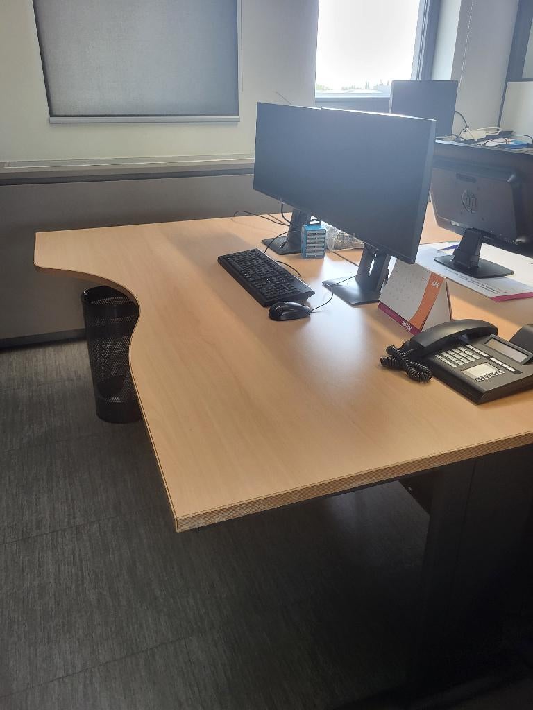 Lot kantoormeubels: bureaus, archiefkastjes, Werkplek, Ophalen, Gebruikt, Bureau