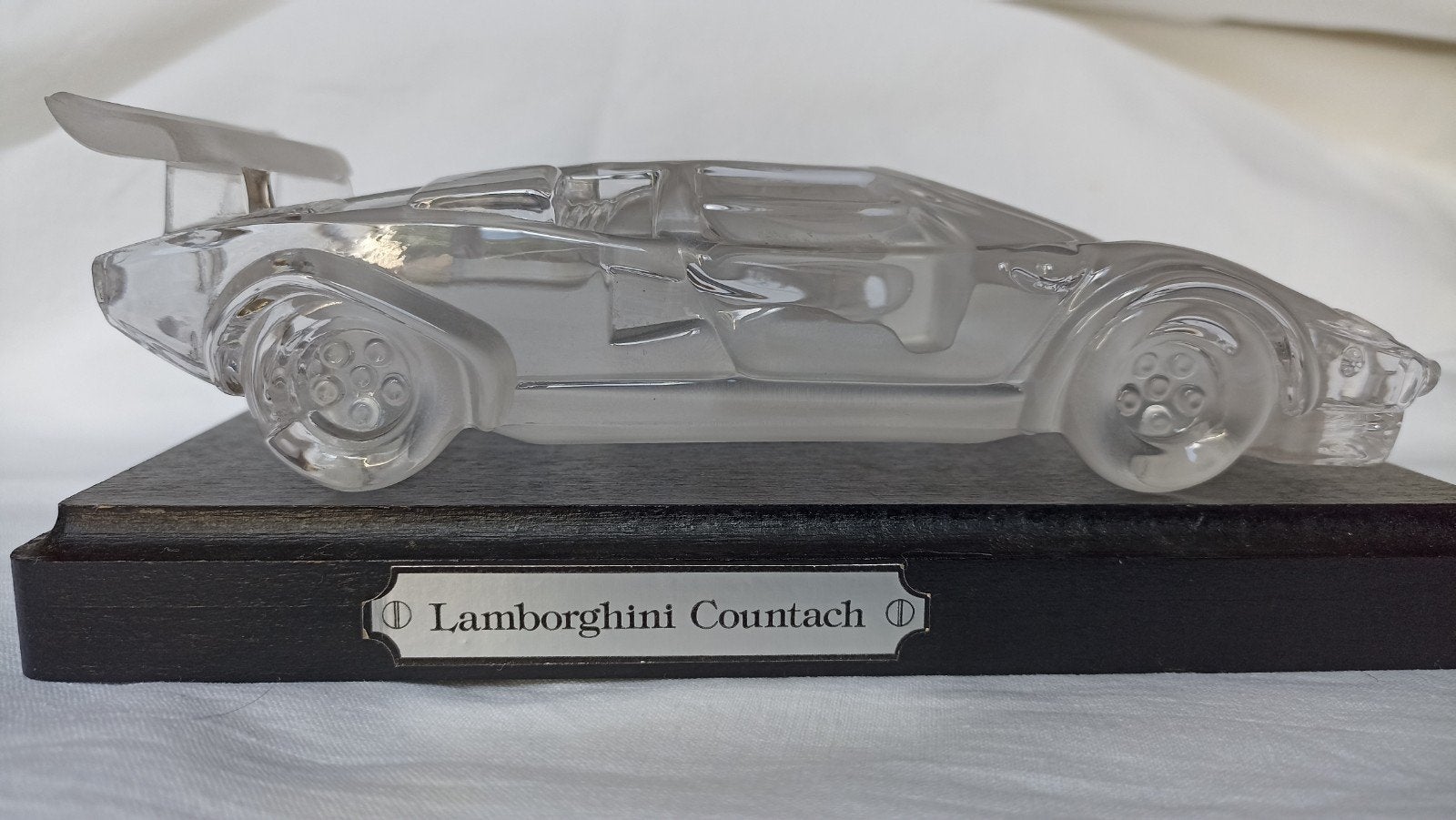 Lamborghini Countach en cristal sur socle en bois, Enlèvement