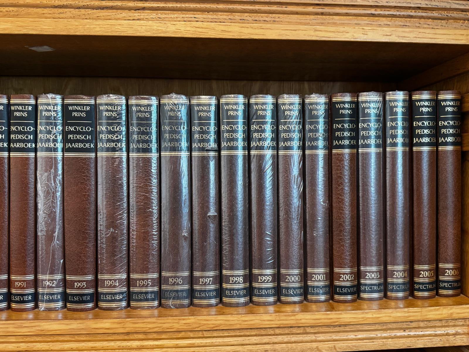 Winkler prins encyclopedie met jaarboek, Boeken, Ophalen of Verzenden, Zo goed als nieuw