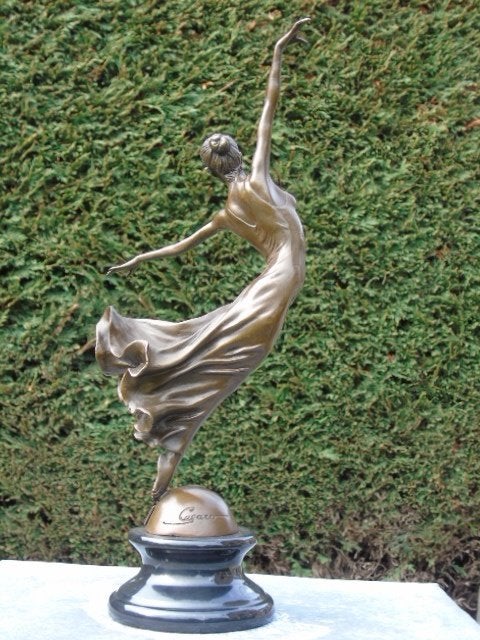 une danseuse sur demi boule signé CESARO, Enlèvement ou Envoi, Bronze