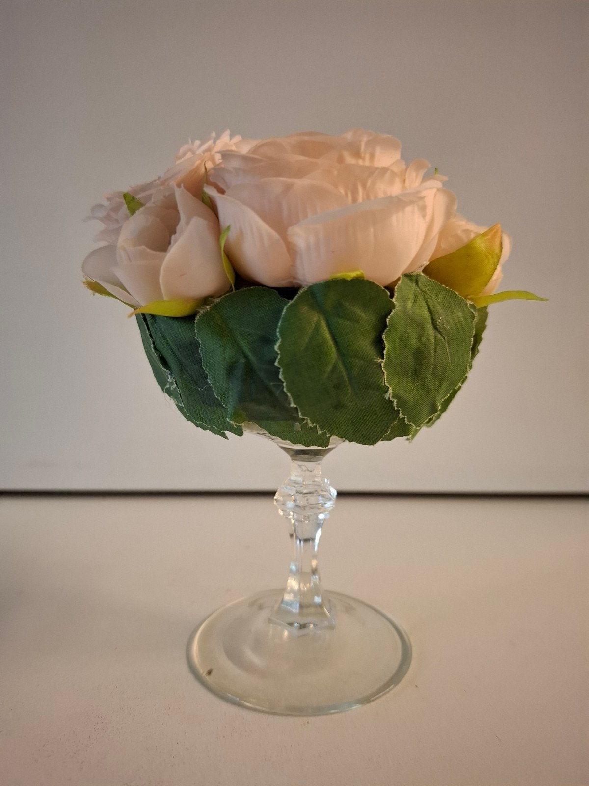 antieke kristallen champagneglas met roze zijden bloemen, Ophalen of Verzenden