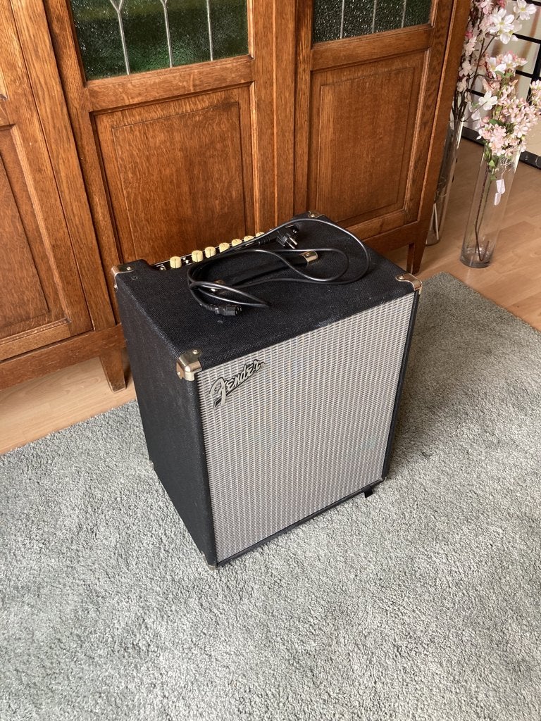 Fender Rumble 200W basversterker, Muziek en Instrumenten, Versterkers | Bas en Gitaar, Ophalen, Zo goed als nieuw, Basgitaar, 100 watt of meer