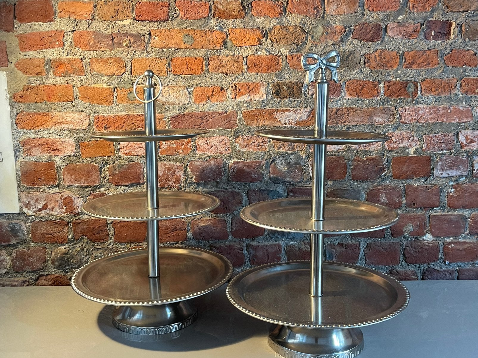 2 présentoirs à gâteaux 3 étages métal argenté, Collections, Verres & Petits Verres, Comme neuf, Enlèvement ou Envoi