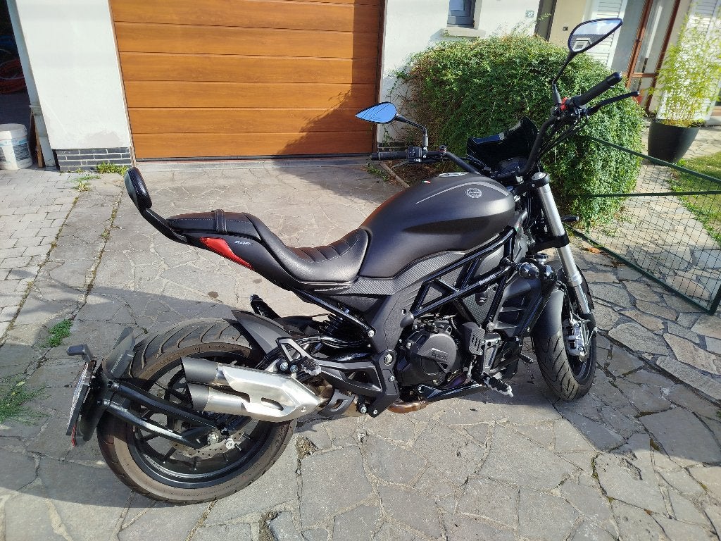Benelli 502 c zwarte motorfiets, Motoren, 2 cilinders, Occasion, ABS, Minimaal motorrijbewijs A2