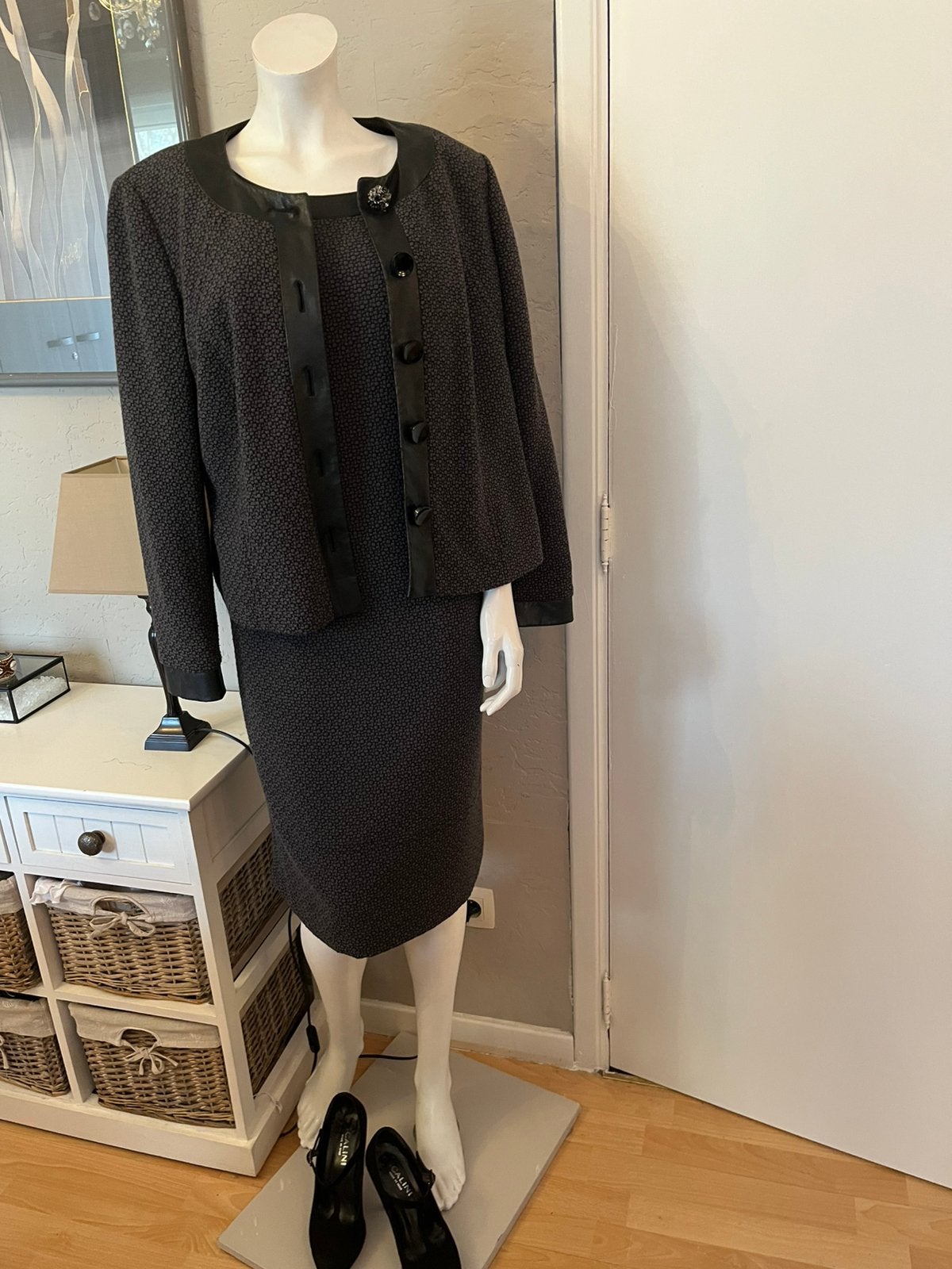 Ensemble noir de haute qualité Mayetline, en parfait état, Enlèvement ou Envoi, Comme neuf, Taille 42/44 (L), Noir