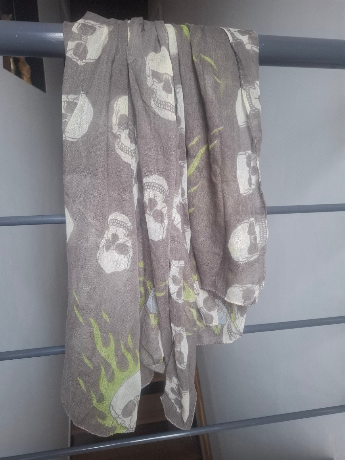 Grand foulard gris taupe tête de mort, Ophalen of Verzenden, Zo goed als nieuw, Pashmina