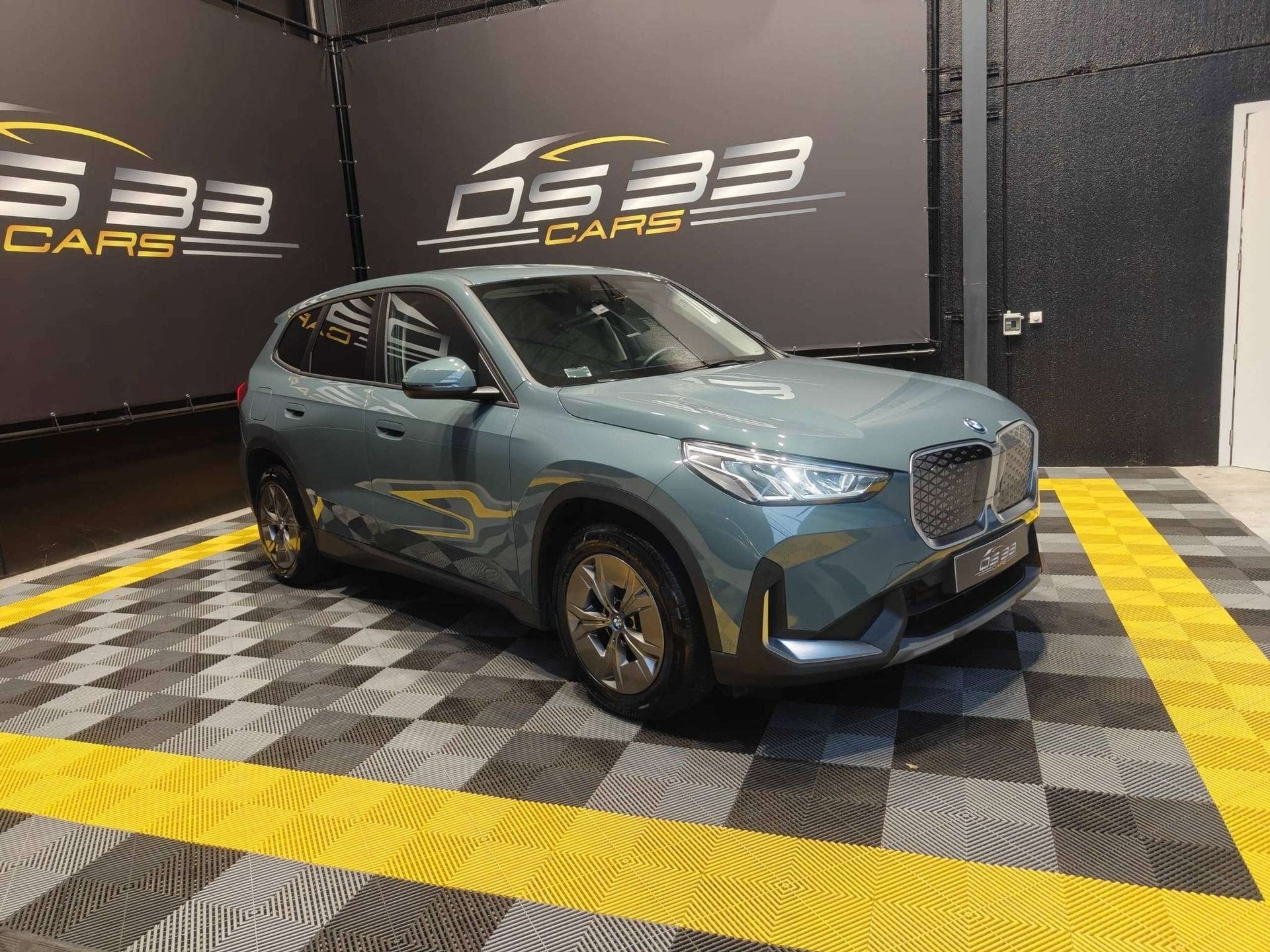 BMW iX1 eDrive20 SOH 95% / Cruise / LED / apple / CAM / Zete, Auto's, Automaat, Dealer onderhouden, Stof, Gebruikt
