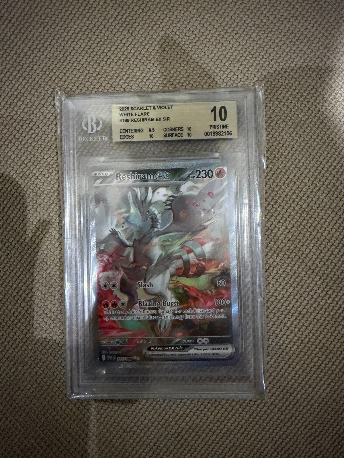 Reshiram pristine 10, Hobby en Vrije tijd, Verzamelkaartspellen | Yu-gi-Oh!, Ophalen of Verzenden, Zo goed als nieuw