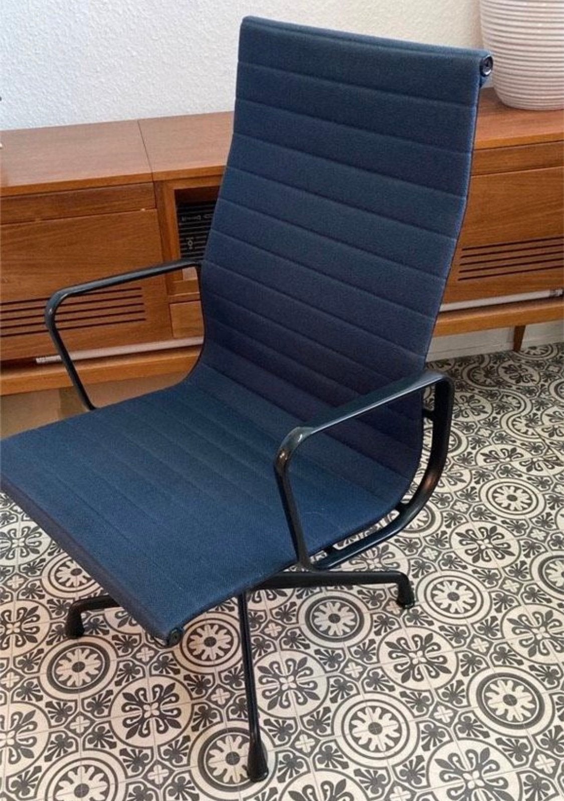 Vitra design stoelen - Draaibaar EA 112, Ophalen, Zo goed als nieuw