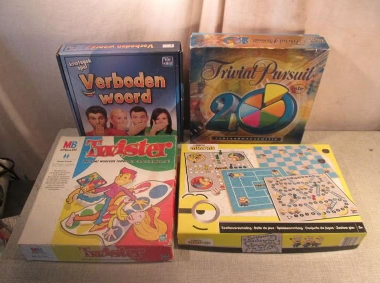 4 Prima Gezelschapspellen w.o. Twister en Trivial Pursuit, Hobby en Vrije tijd, Gezelschapsspellen | Bordspellen, Ophalen of Verzenden