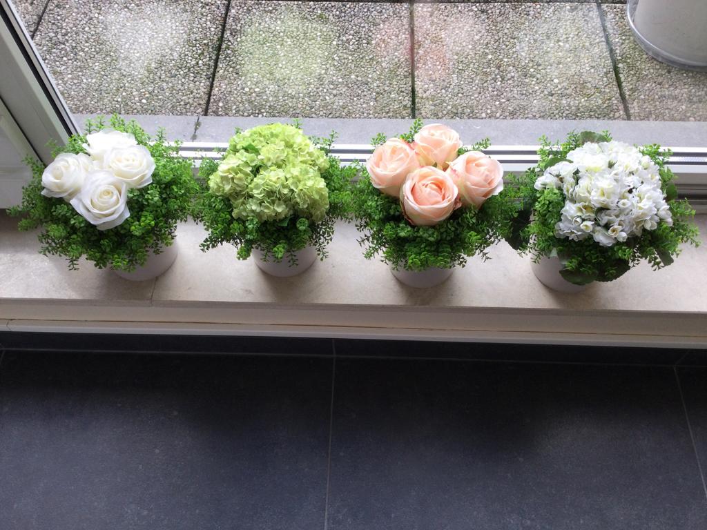 Céline de Lys 4 potjes met kunstbloemen, Ophalen, Zo goed als nieuw