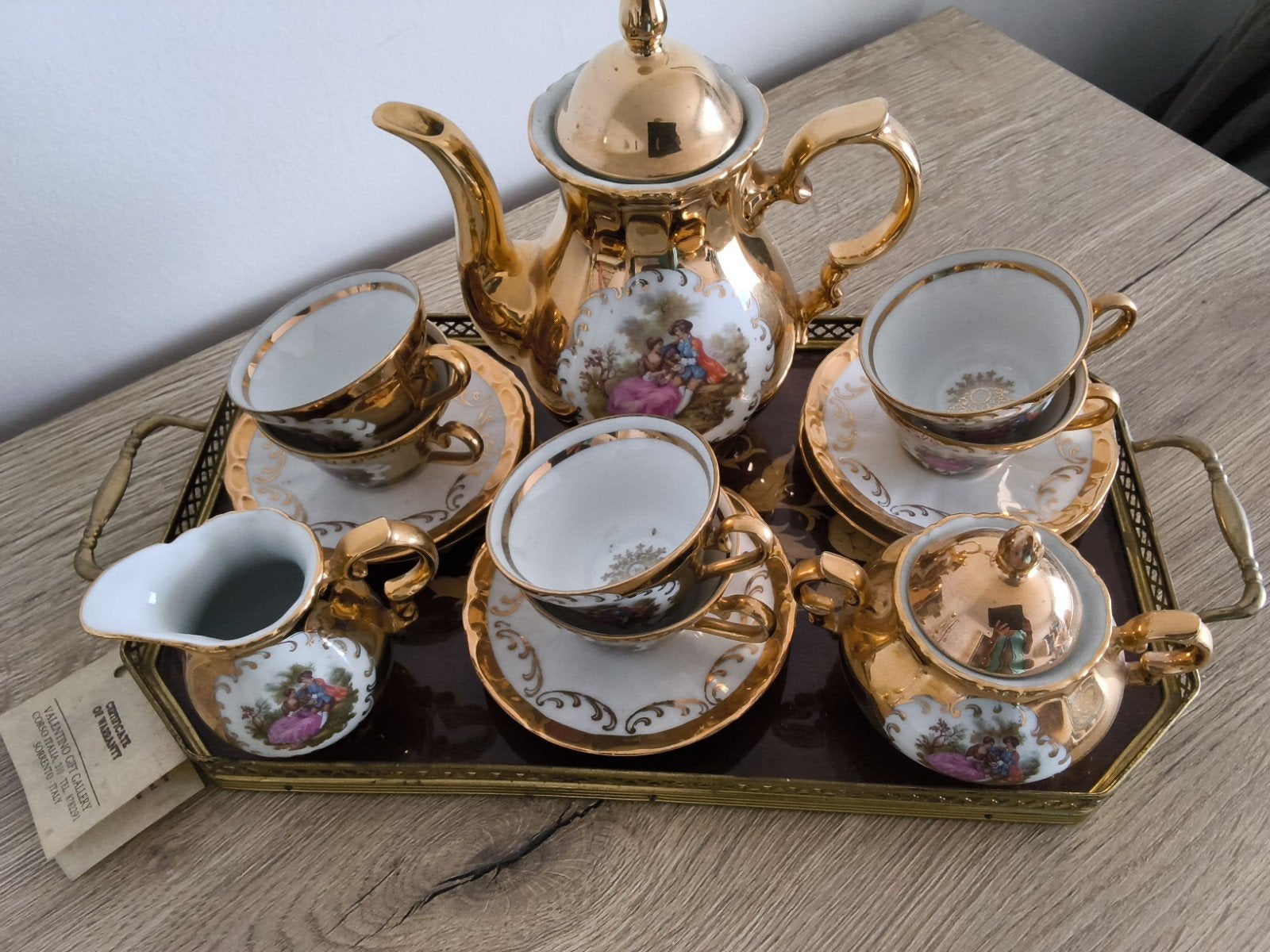 koffieservies op plateau, Ophalen