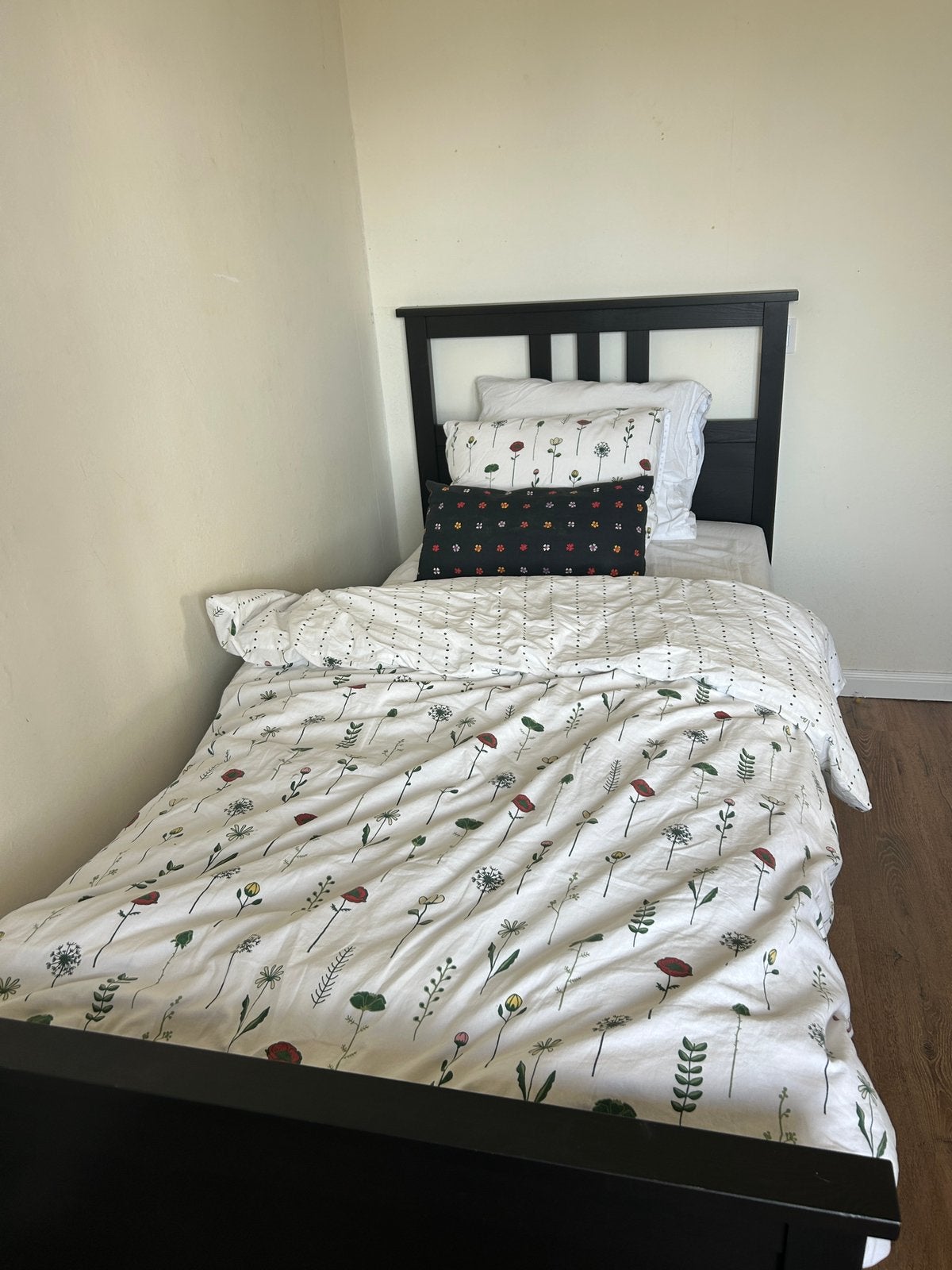 Zwart eenpersoonsbed ikea met matras, Ophalen, 90 cm, Eenpersoons, Zwart