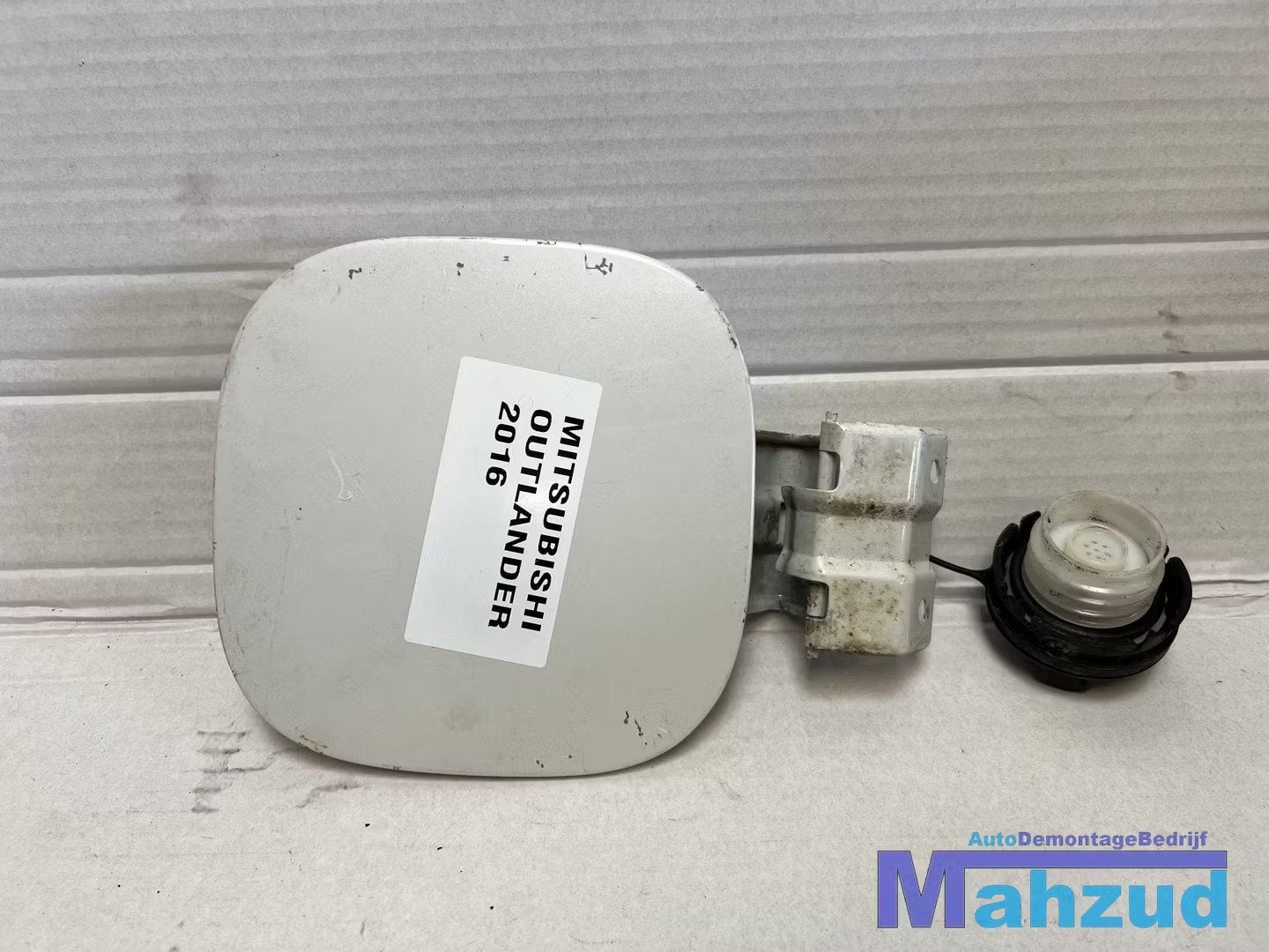 MITSUBISHI OUTLANDER PHEV WIT tankklep 2015+, Auto-onderdelen, Info@mitsubishi-motors.com, Gebruikt, Mitsubishi Motors Corporation