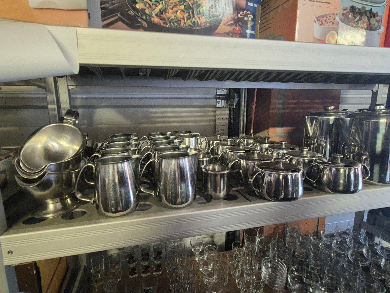 Inox suikerpotjes, melkkannetje, kommen en schalen, Ophalen