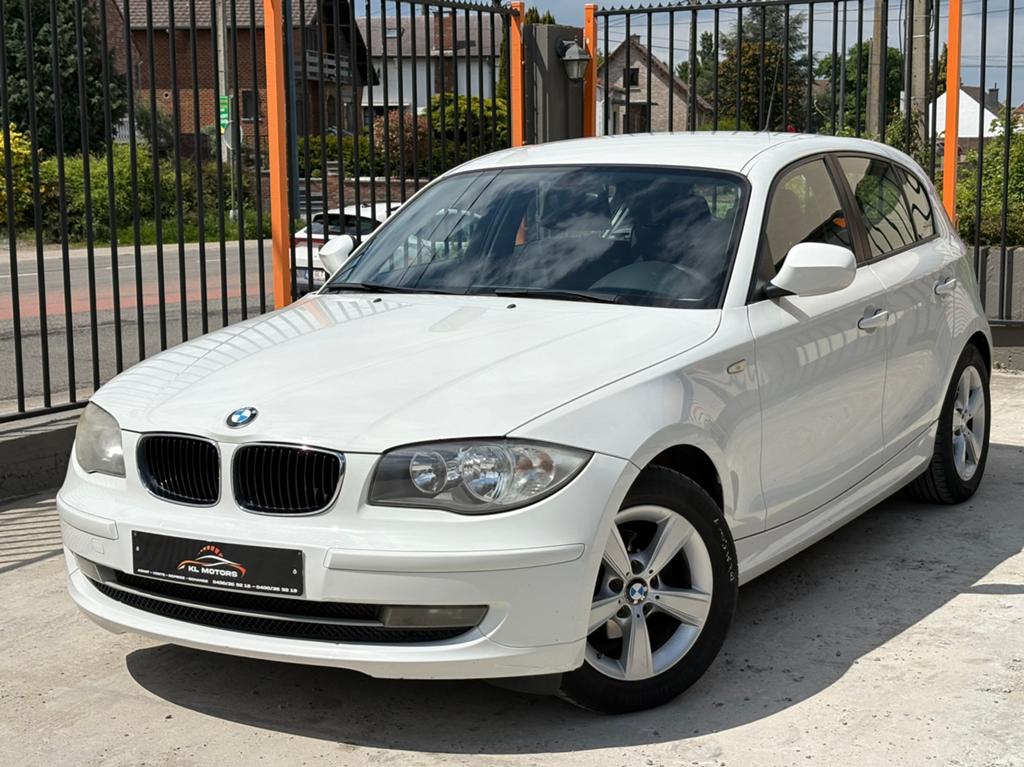 BMW 116D FACELIFT 245 000KM CARPASS 2010, Auto's, BMW, Zwart, Wit, Bedrijf, 5 deurs