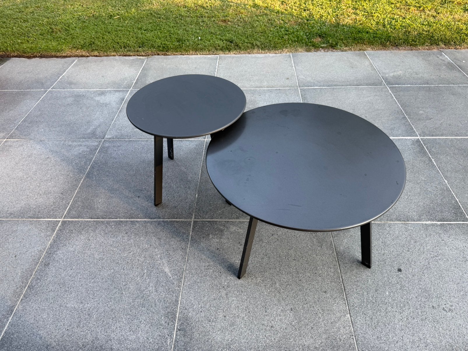 Set van 2 antraciet kleurige bijzettafels, Tuin en Terras, Tuintafels, Ophalen, Gebruikt, Metaal