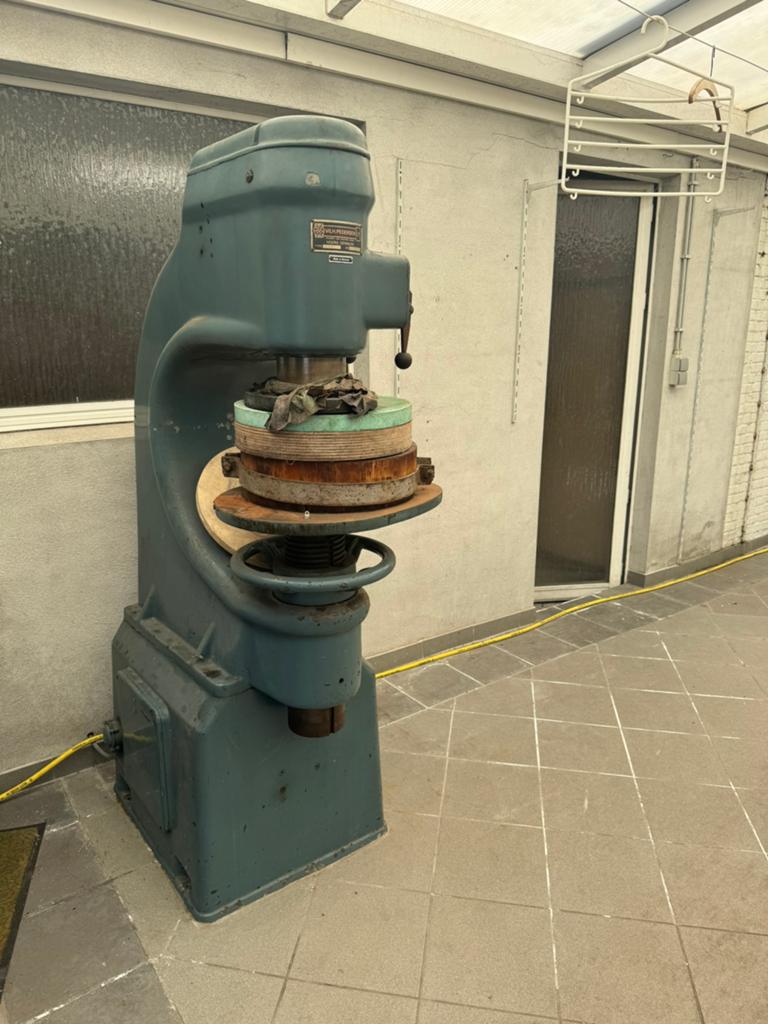 Antiek Vilh.Pedersen stansmachine (schoenmakerij), Ophalen