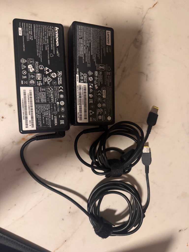 2 x Lenovo 135W originele laptop oplader gele pin, Informatique & Logiciels, Chargeurs d'ordinateur portable, Enlèvement ou Envoi
