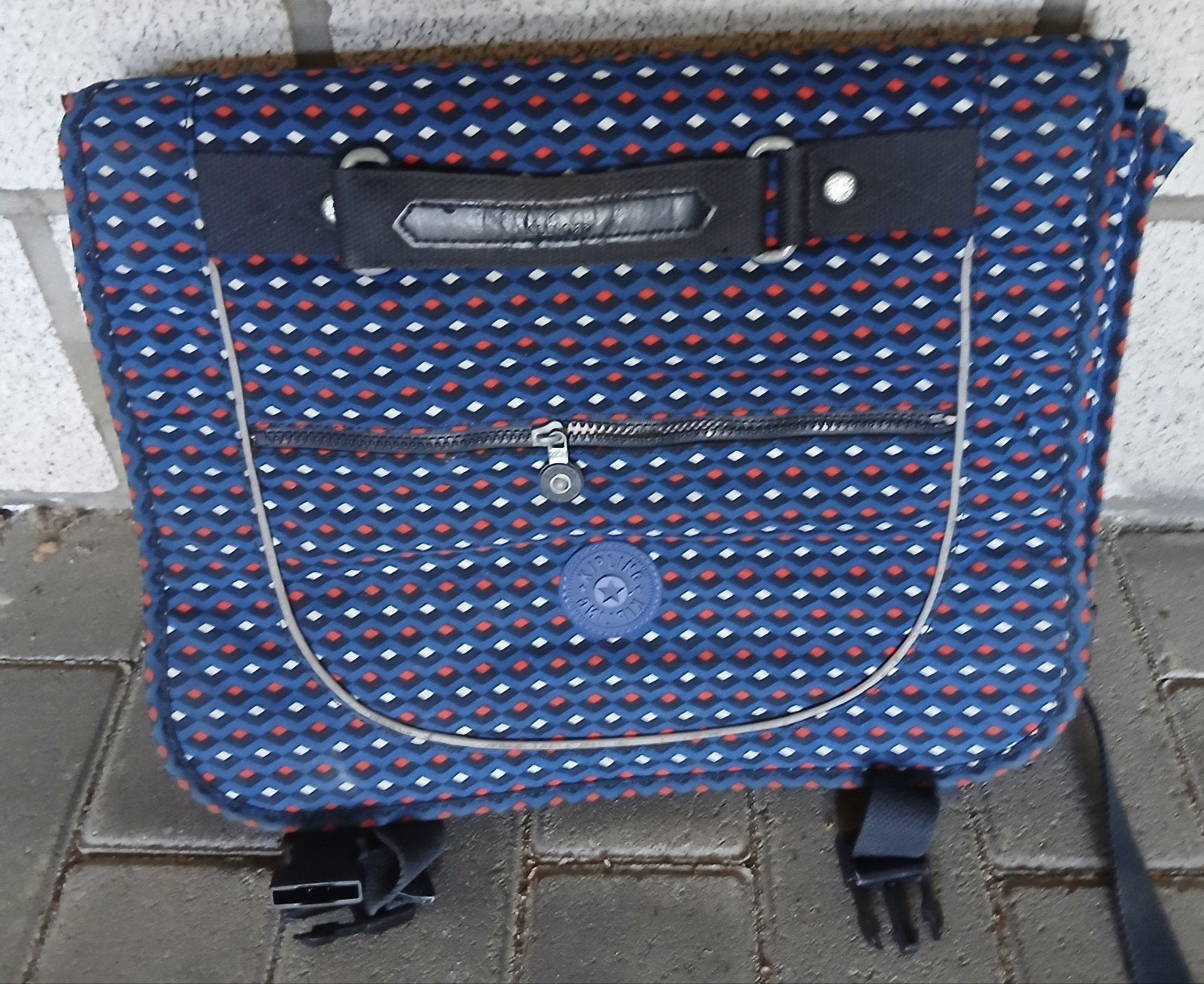 KIPLING BOEKENTAS, Enlèvement