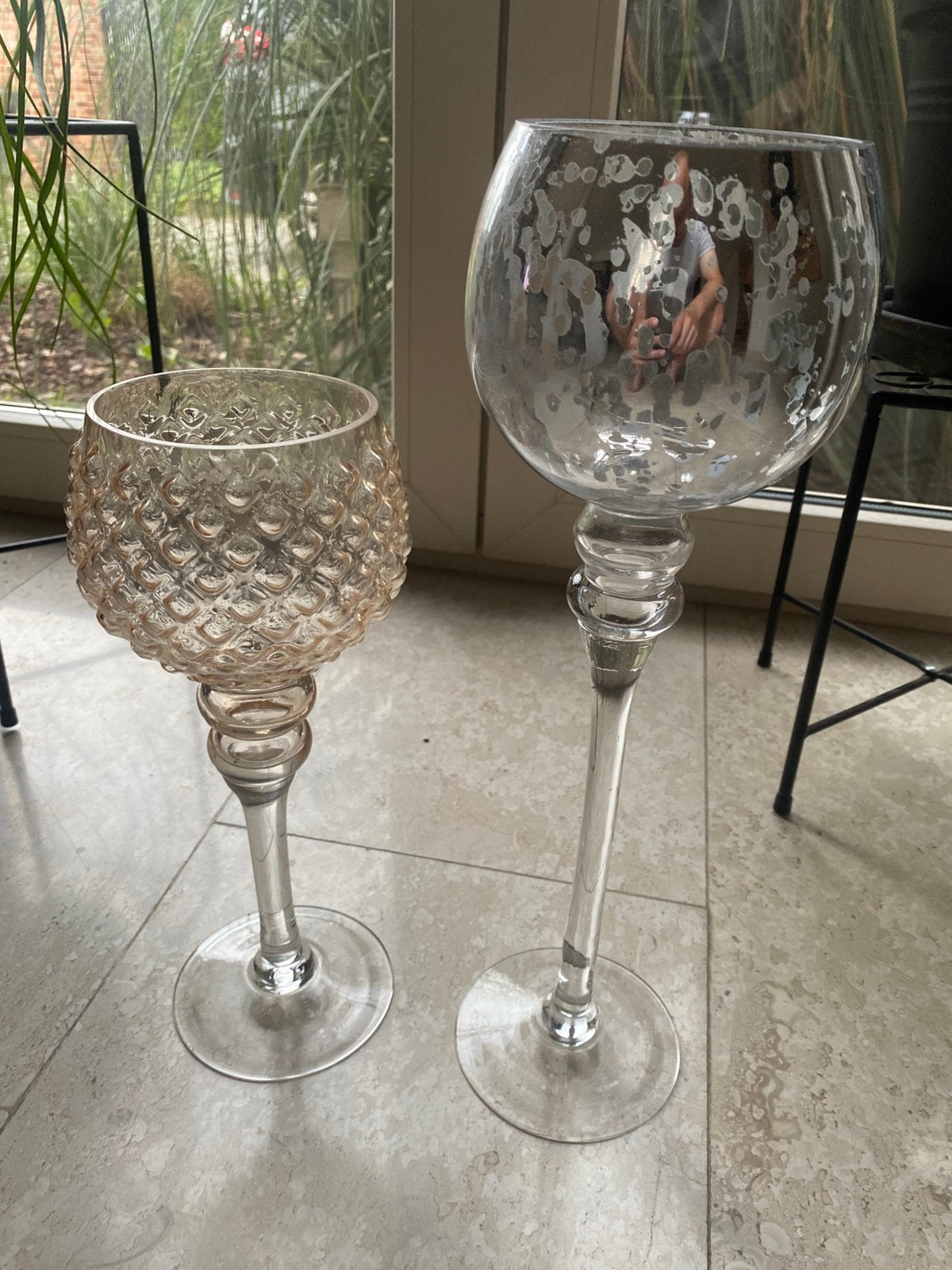 Set van 2 grote glazen windlichten / kaarsenhouders op voet, Huis en Inrichting, Ophalen, Zo goed als nieuw, Glas, Landelijk/Boerenbont