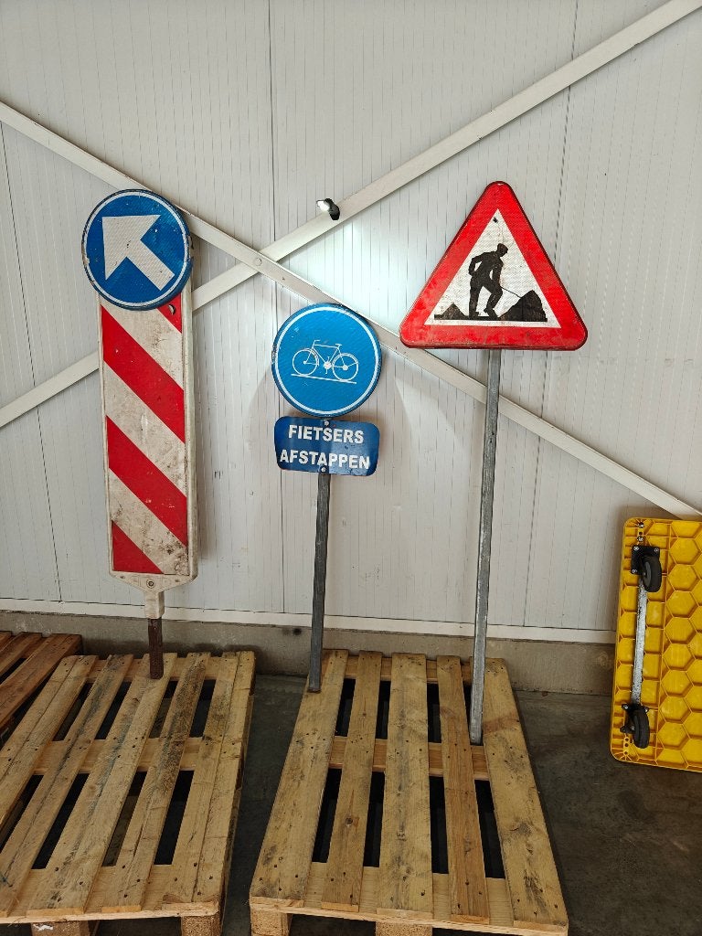 Différents panneaux de signalisation, Enlèvement