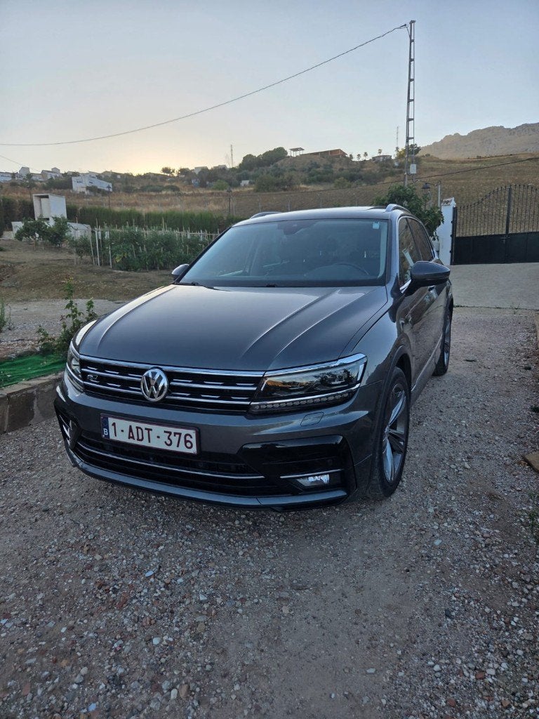 Vw Tiguan 1.5 TSI R-line FULL OPTION, Auto's, Volkswagen, Dealer onderhouden, Lichtsensor, 4 cilinders, Leder