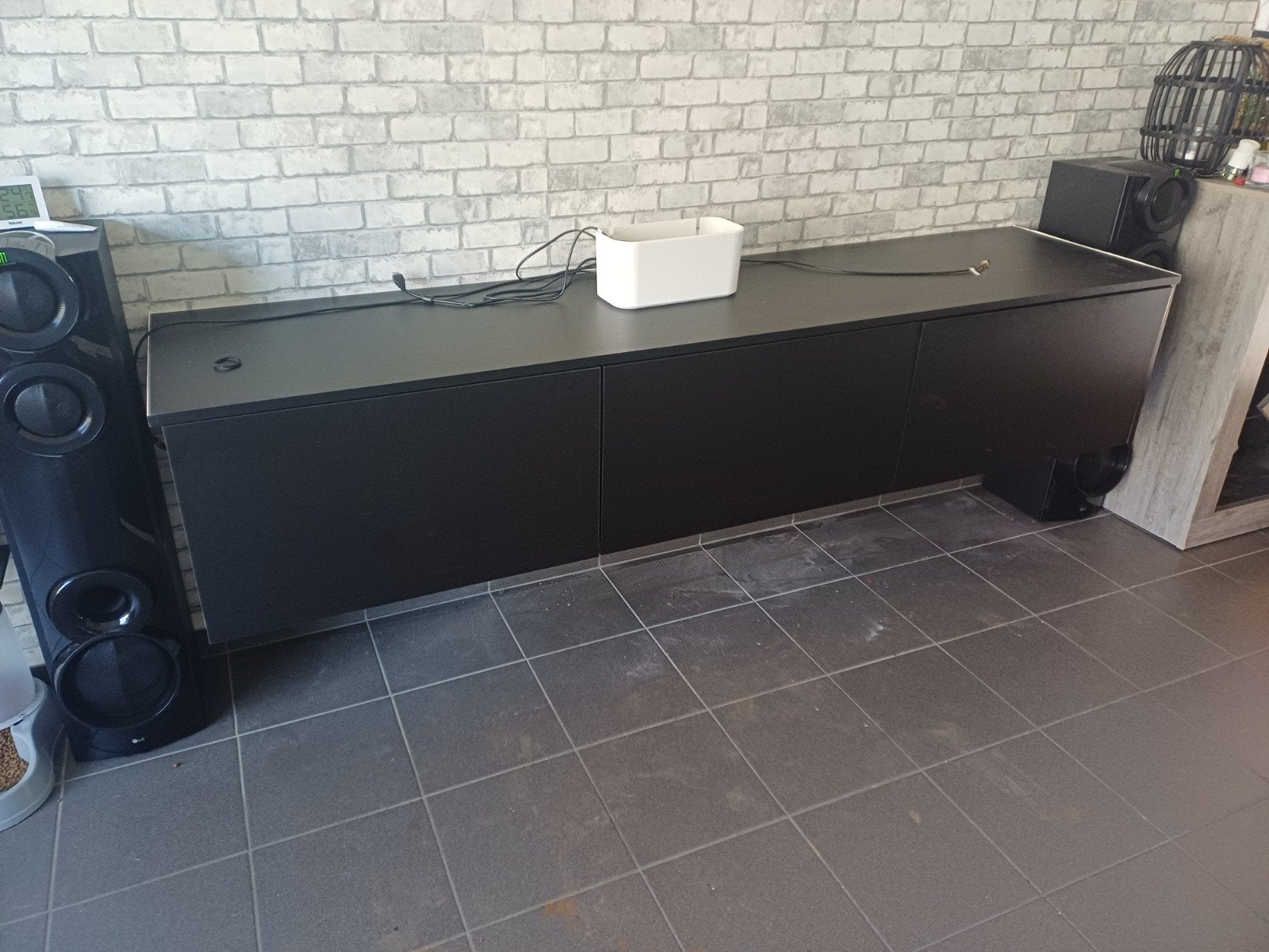 Tv kast om op te hangen, Ophalen