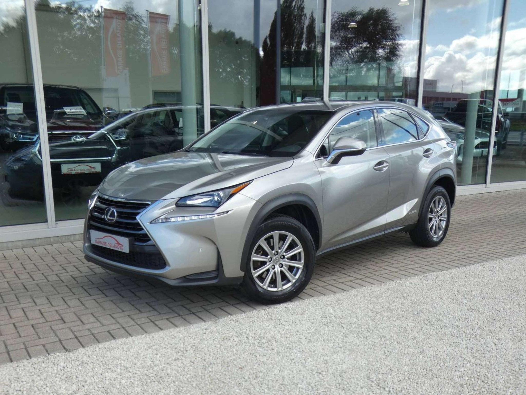 Lexus NX 300h Hybrid Business +Afneembare trekhaak +Parkeers, Gebruikt, Beige, Bedrijf, 5 zetels