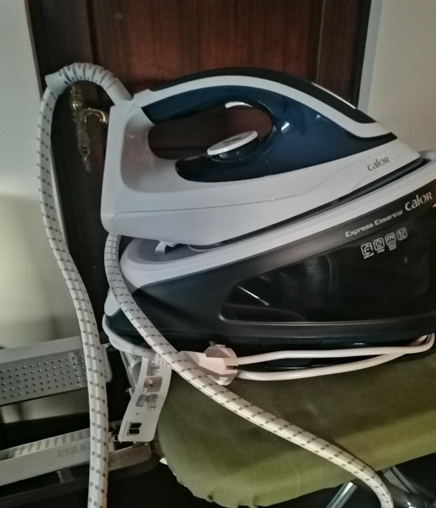 Calor stoomgenerator, Elektronische apparatuur, Strijkijzers en Strijkplanken, Ophalen, Zo goed als nieuw, Strijkijzer met snoer