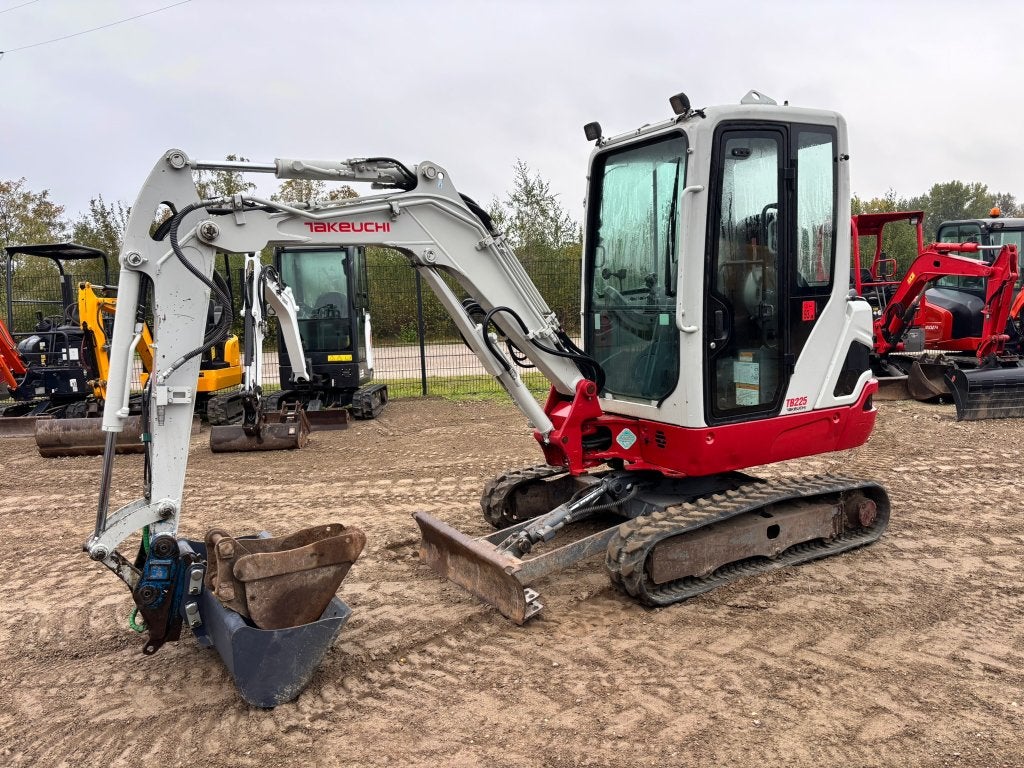 Takeuchi TB 225, Articles professionnels, Enlèvement, Excavatrice