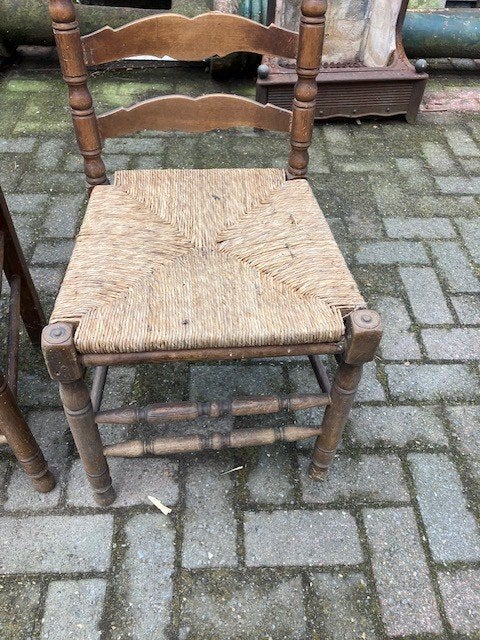 oude stoelen met rieten zitting, Ophalen