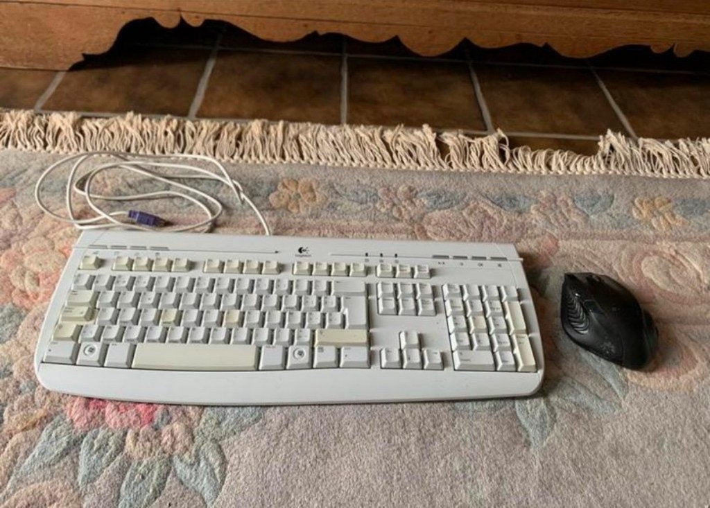 Logitech toetsenbord + AGK draadloze muis, Computers en Software, Ophalen of Verzenden, Azerty, Bedraad