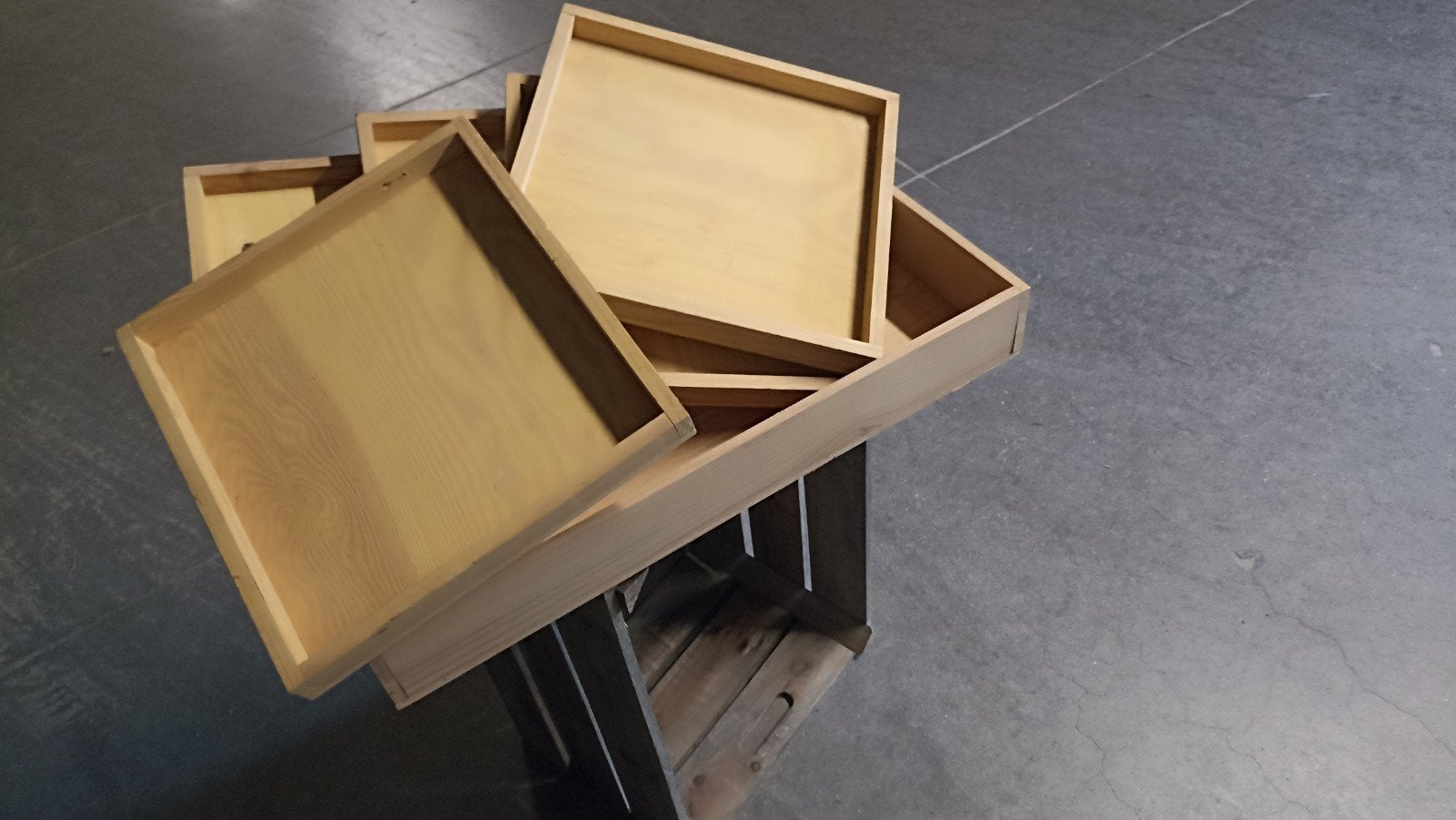 Plateaux en bois, presentoir, Enlèvement, Comme neuf, Bois