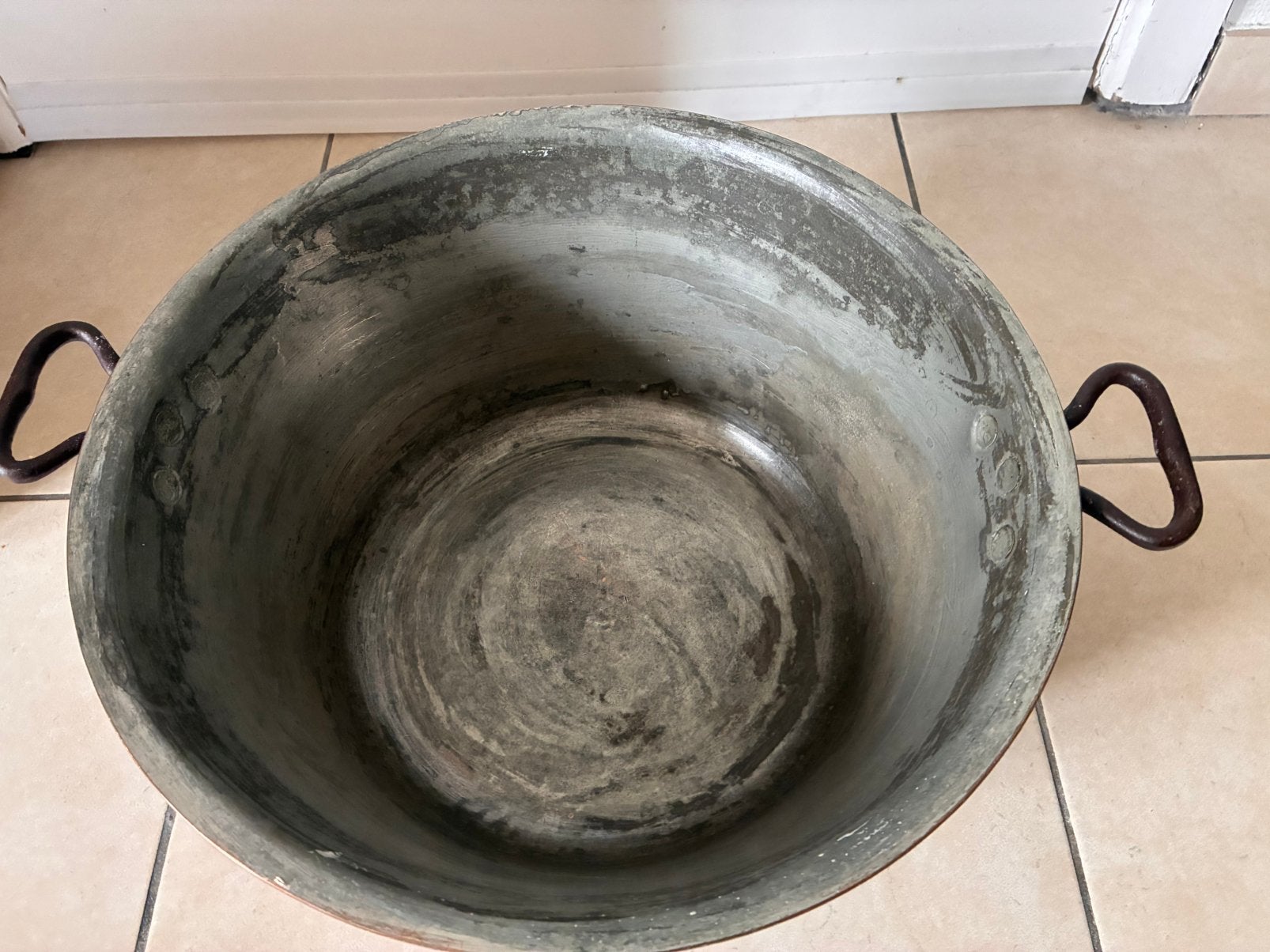 Massief koperen ketel, Ophalen