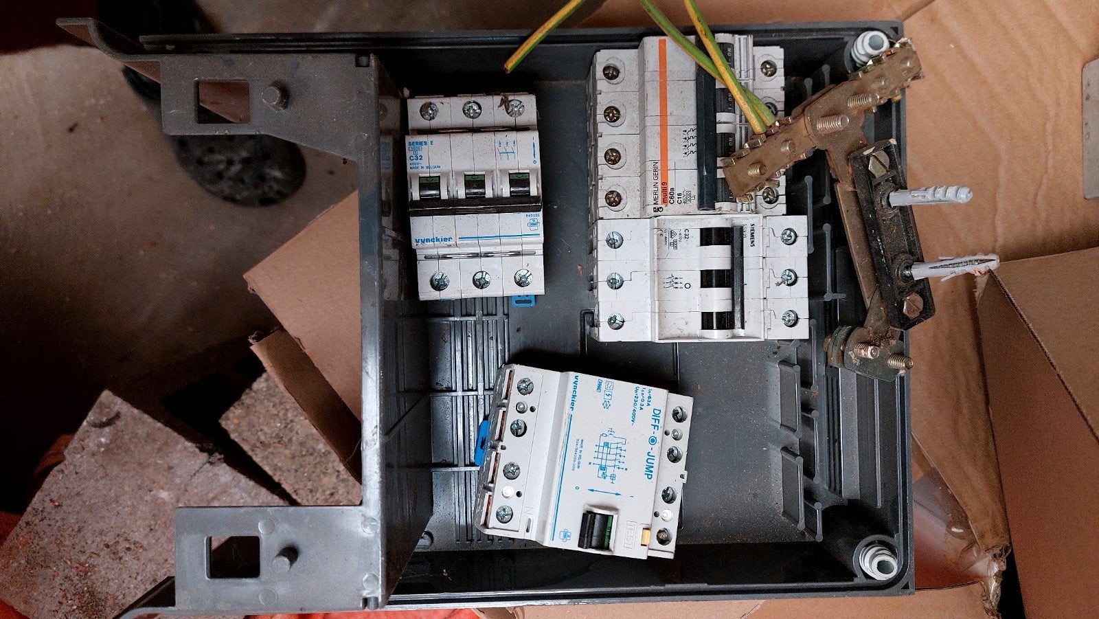 Elektriciteit dif en een klein kastje, Ophalen